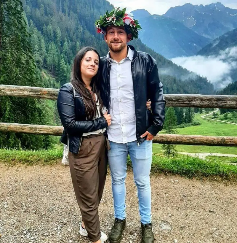 Andrea Papi insieme alla fidanzata