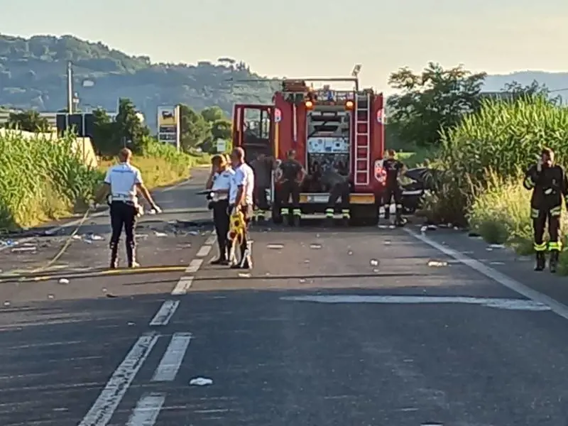 Fugge all'alt dei carabinieri e travolge un auto, muiono due persone: tragedia a Pesaro