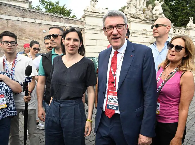Schlein: "Governo diviso". Ma il suo Pd è lacerato e Landini le scippa la leadership dei dem
