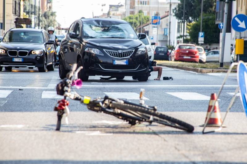 Ciclista investito per strada a Milano