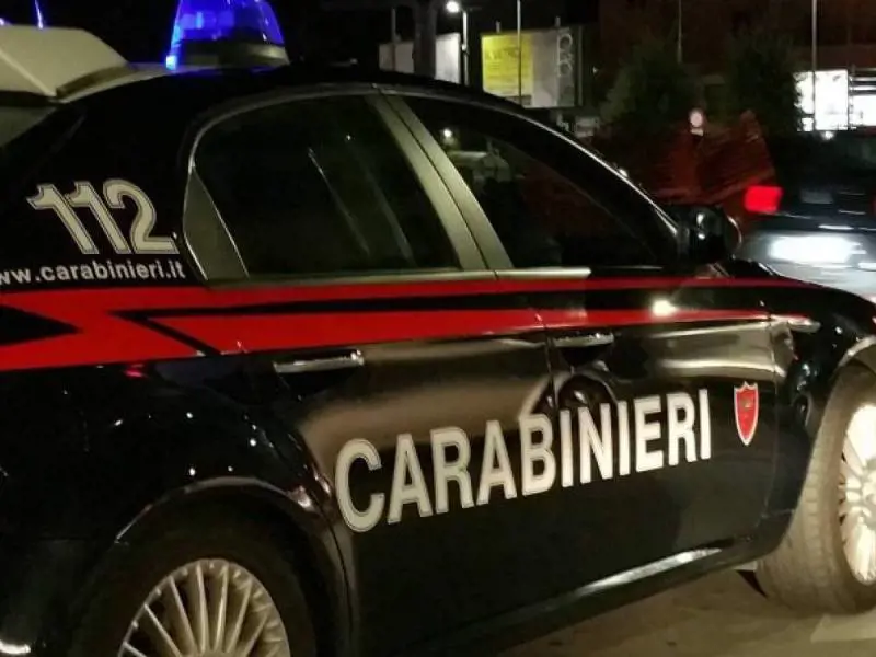 Via il reddito e l'uomo tenta di bruciare la stanza del sindaco