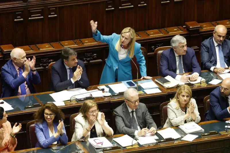 Meloni all'attacco: "Mes? Non è il momento. Nessun ritardo sul Pnrr. I tassi della Bce peggio dell'inflazione"