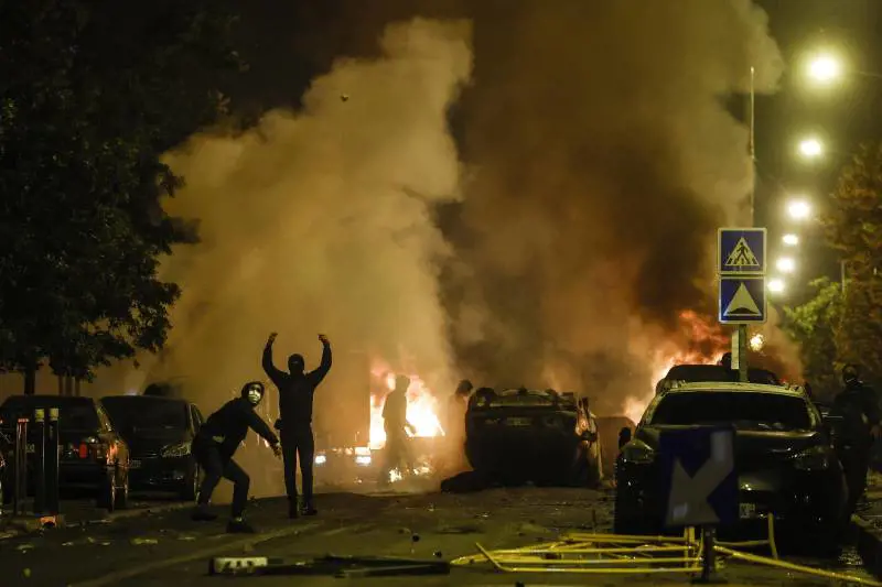 Razzi contro un penitenziario: in Francia scoppia la guerriglia urbana