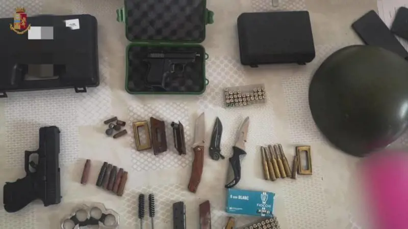 "Sono andato a scuola con la glock". Sulle chat Telegram i test dei minorenni su armi e esplosivi