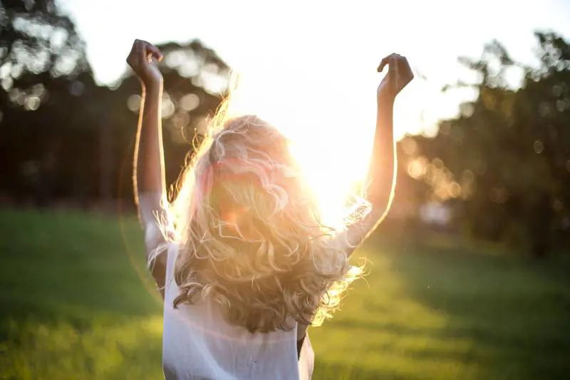 Capelli, quali sono i benefici del sole in estate