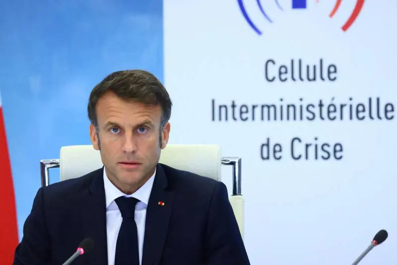 Francia nel caos. Macron ai genitori: "Tenete i figli a casa"