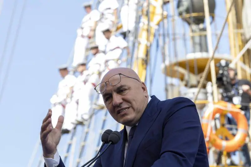 "Si augurano il male dell'Italia per avere potere". Crosetto smaschera la solita sinistra