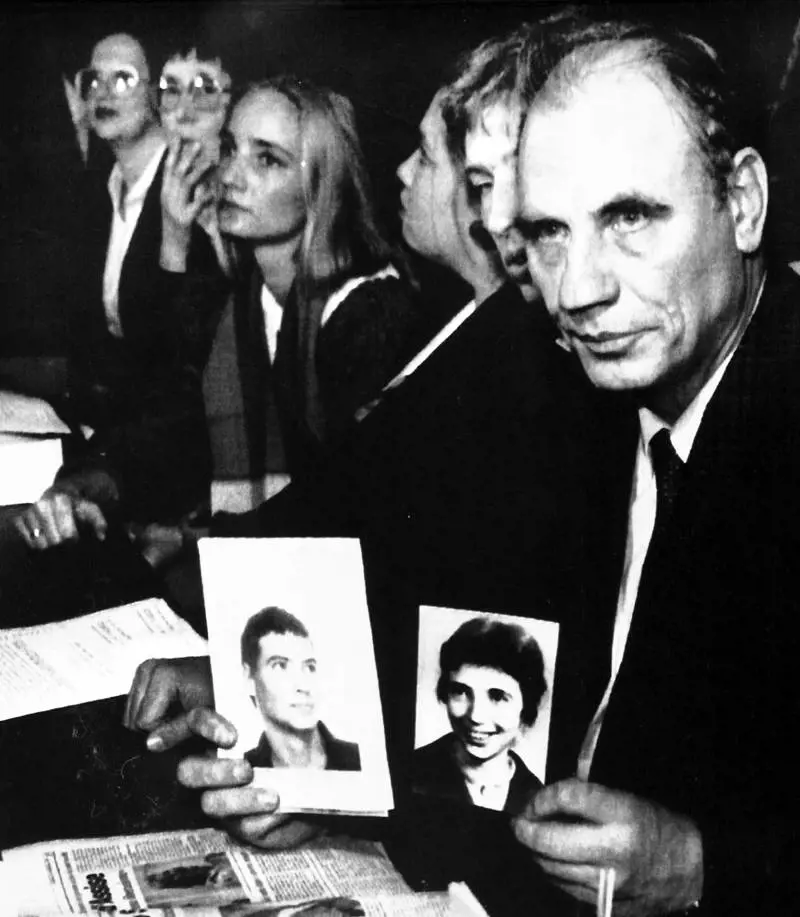 Ryke Geerd Hamer con le foto della moglie e del figlio