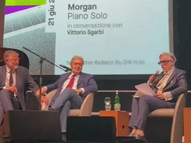 Show di Sgarbi al Maxxi. E l'opposizione insorge