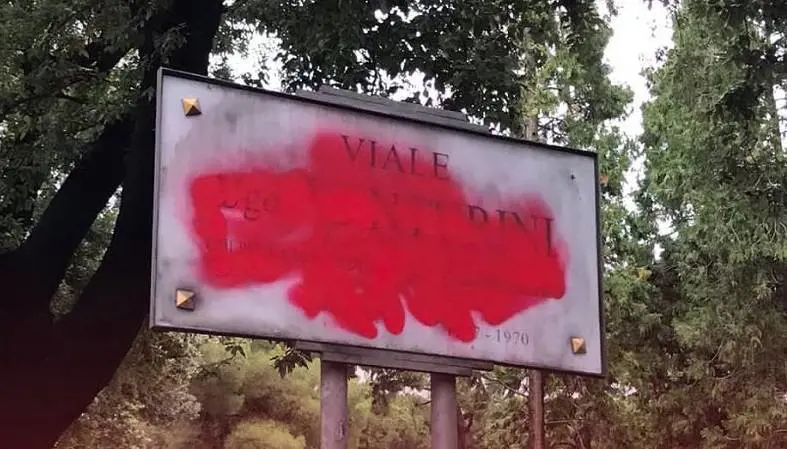 La targa vandalizzata nelle scorse ore