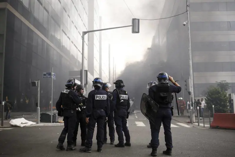 500mila euro alla famiglia del poliziotto: schiaffo della Francia profonda ai vandali