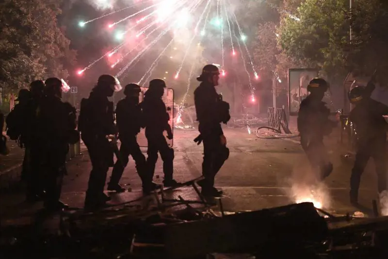 La scintilla, le proteste, gli errori di Macron: 5 ragioni dietro al caos in Francia