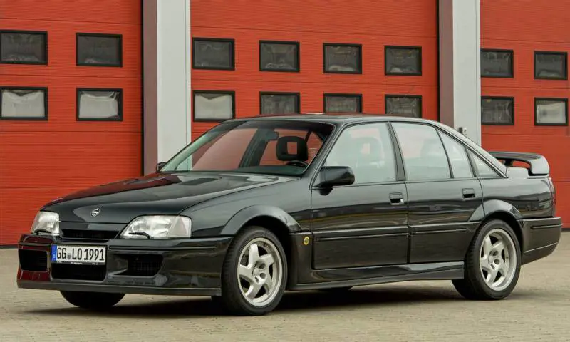 Opel Omega Lotus, la super berlina sportiva da 377 cavalli