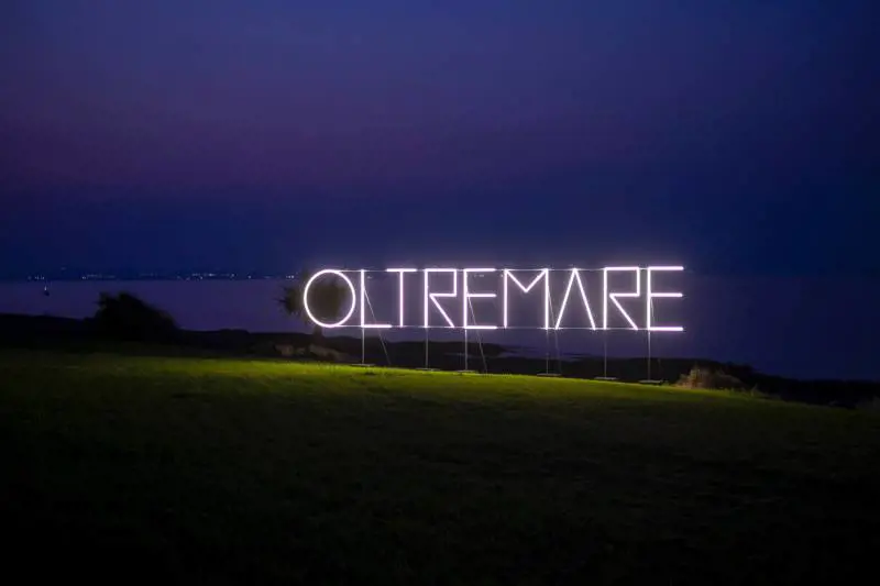 "Oltremare" in Sicilia: l'opera luminosa di Massimo Uberti fa tappa a Brucoli