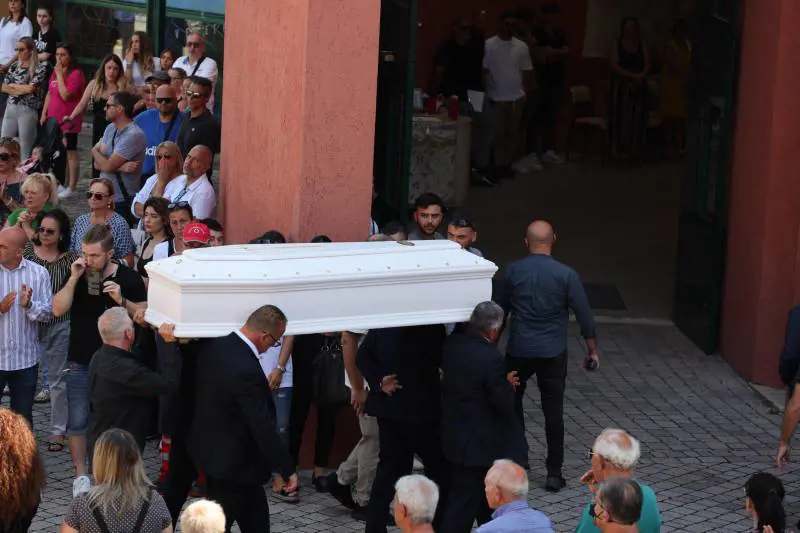 Fiori e palloncini ai funerali di Michelle, il vescovo: "Siamo tutti affranti e sconfitti"