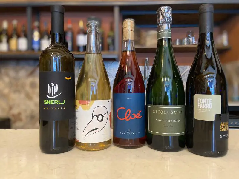 Cinque vini naturali da bere sotto l'ombrellone