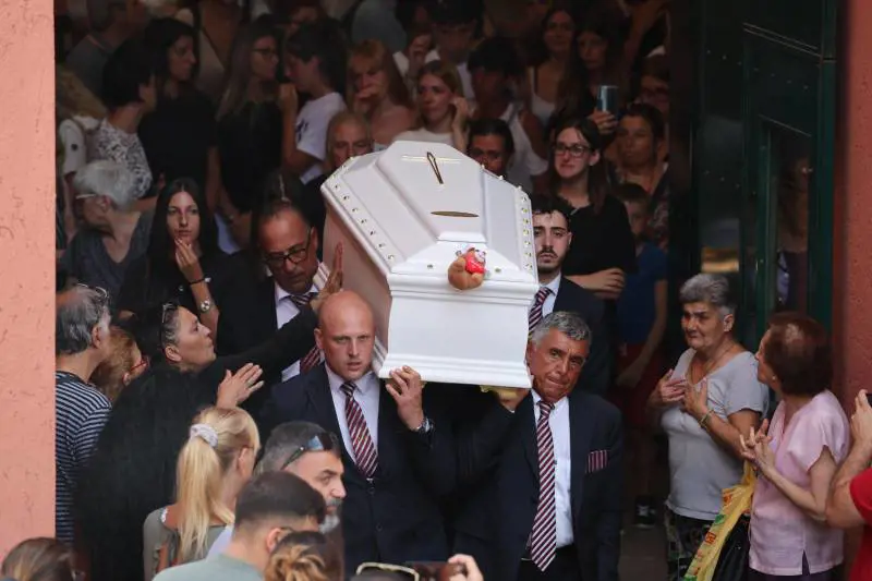 In migliaia per l'addio a Michelle: "Ora giustizia"