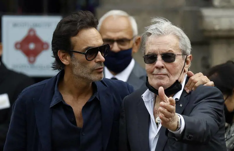 Denunciata la badante di Alain Delon per molestie: l'allarme dei figli