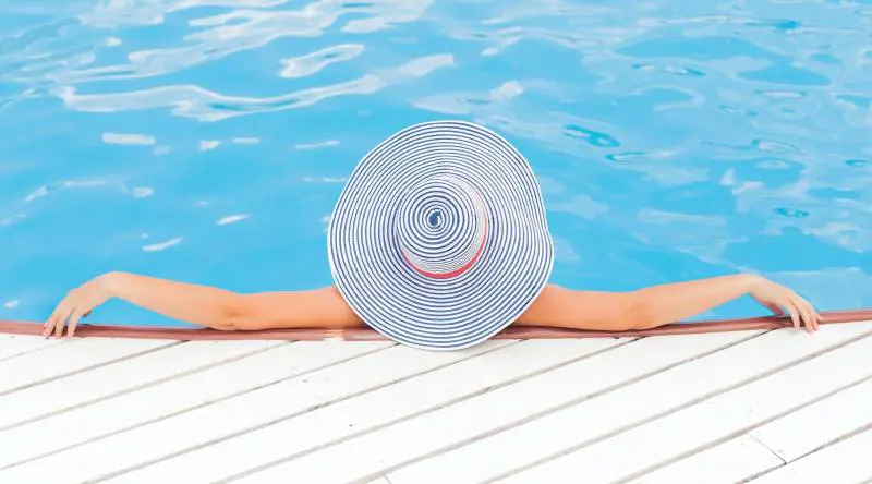 Cappelli donna estate 2023: 6 modelli per difendersi dal sole con stile