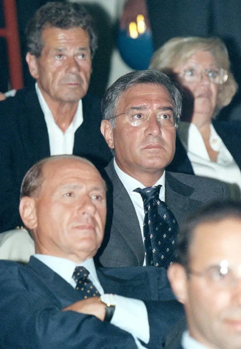 Va smantellato quell'impianto da cospirazionisti