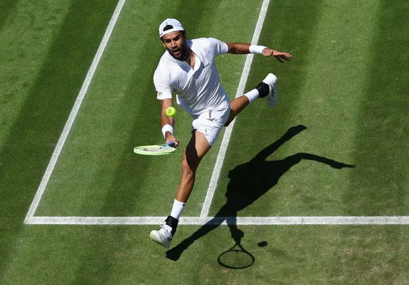 Berrettini torna martello nel suo giardino. E l'accerchiato Sinner agli ottavi coi dubbi