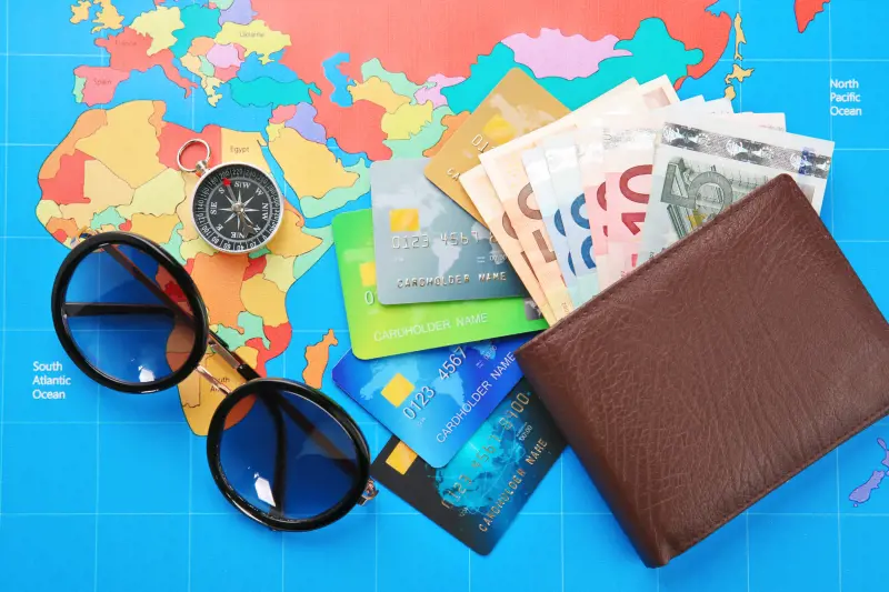 Carte di pagamento: tre soluzioni convenienti per chi viaggia in vacanza