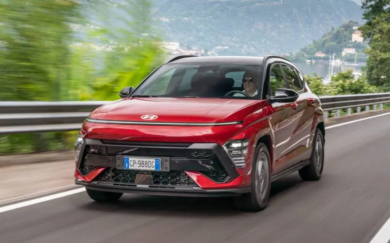 Nuova Hyundai Kona 2023: primo contatto su strada, motori, dotazione e prezzo