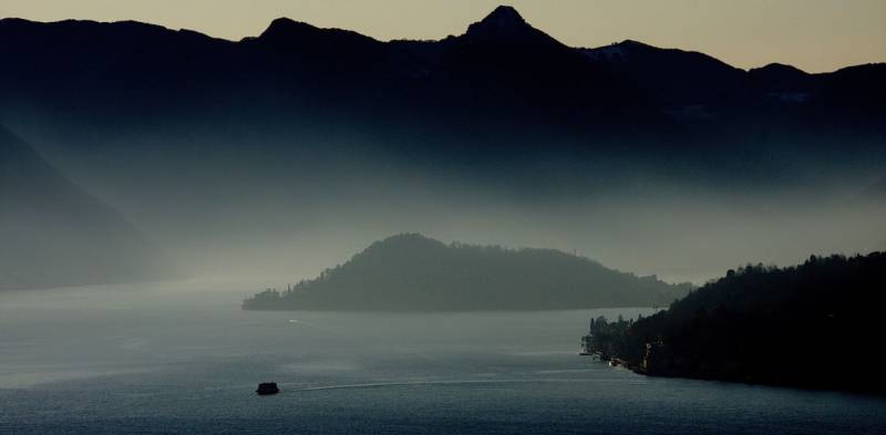 Lago di Como e nebbia