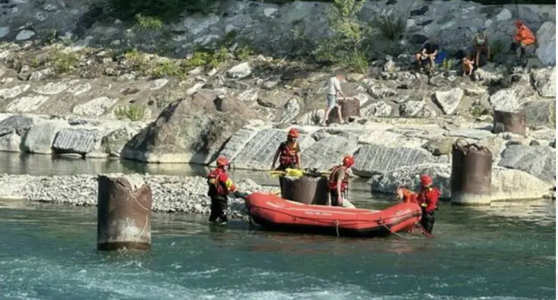 Il figlio fa il bagno nel Trebbia ma non riemerge. Il papà si tuffa per salvarlo: muoiono entrambi