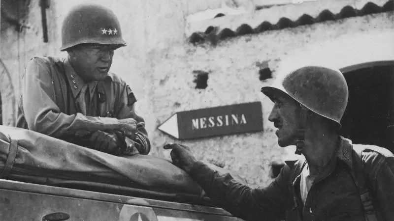 Il tenente colonnello Lyle Bernard a colloquio con il generale dell'esercito USA George Patton nei pressi di Brolo.