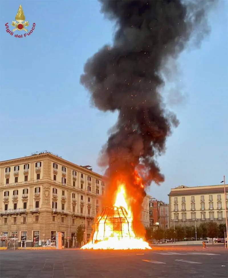 La "Venere degli stracci" distrutta dalle fiamme. "È stato un senzatetto"