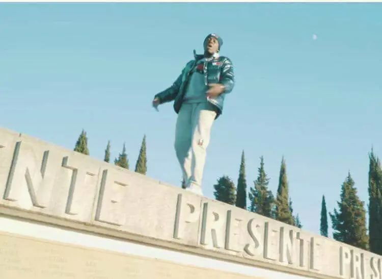 Il rapper sui gradoni del sacrario di Redipuglia