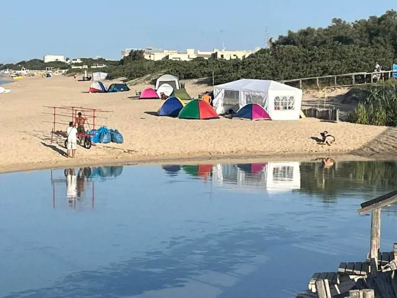 Maxi-tenda in spiaggia: multa di 500 euro per la famiglia a Taranto