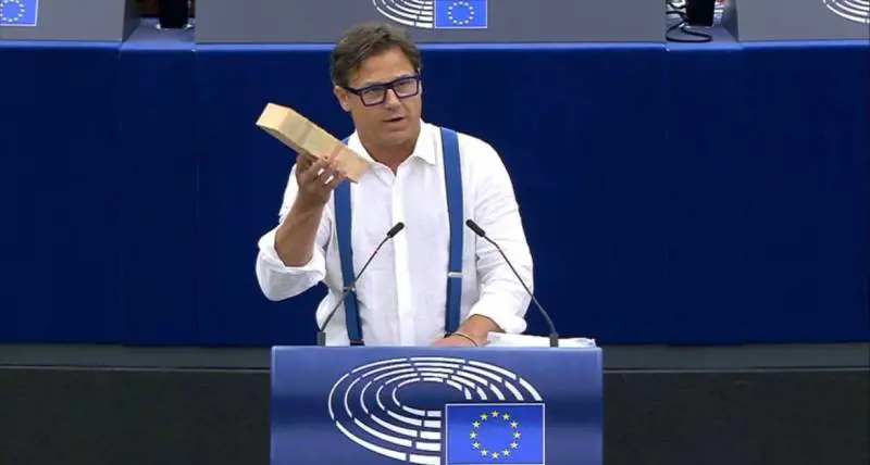 Un mattone al Parlamento europeo contro l'aumento dei mutui