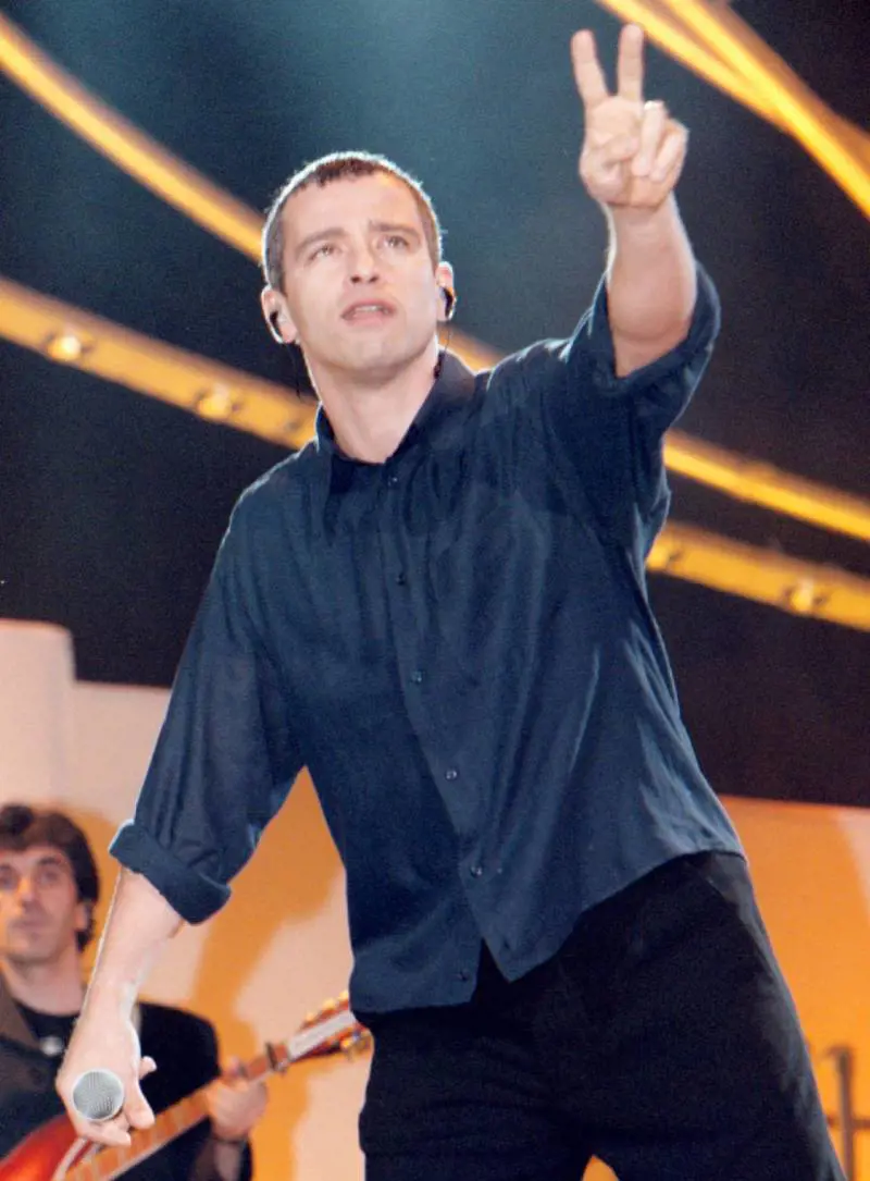 1996 Eros in concerto a Milano, a fine serata conoscerà Michelle, la sua futura moglie