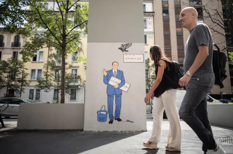 "Pregiudicato". Vandalizzato anche il terzo murales dedicato al Cav a Milano