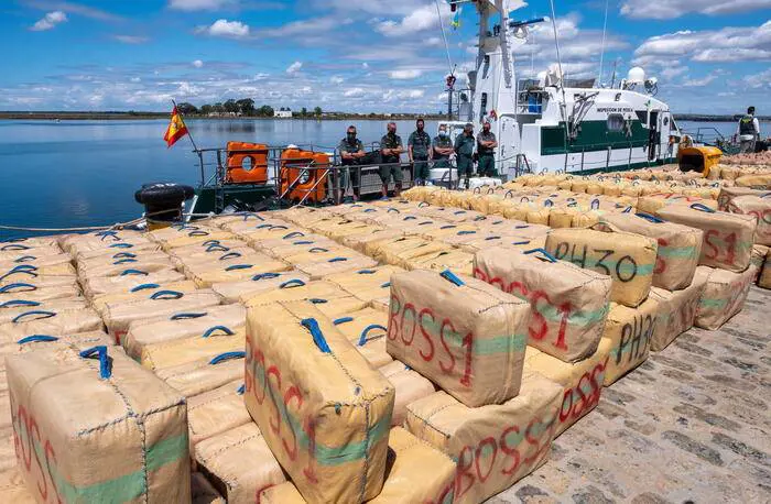 Trolley, profumi e souvenir: i trucchi narcos che portano la droga in Italia