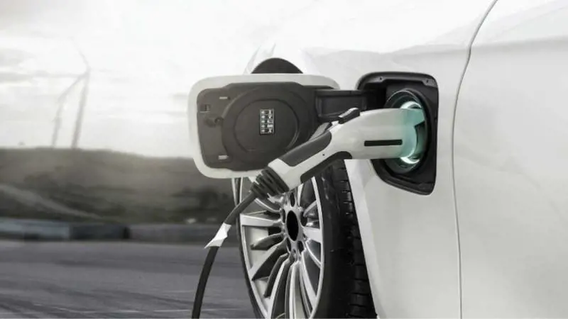 Auto elettriche: l’Europa stabilisce la distanza minima di 60 km tra stazioni di ricarica