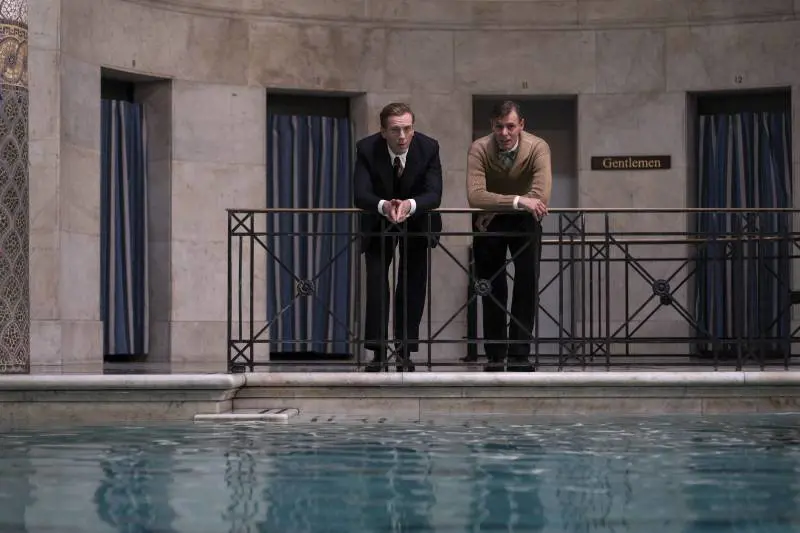 Una storia (vera) di amicizia e di spionaggio. In streaming arriva "Una spia tra noi"