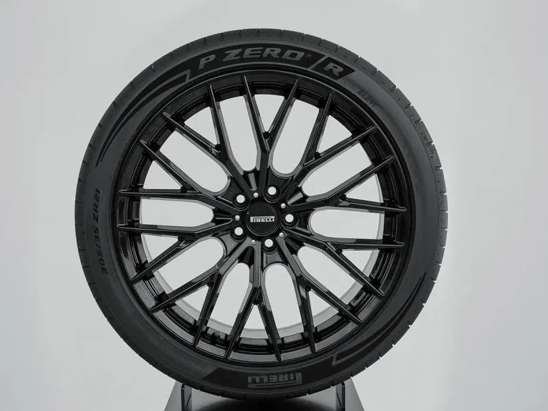 Pirelli presenta i nuovi pneumatici P Zero al Goodwood Festival of Speed