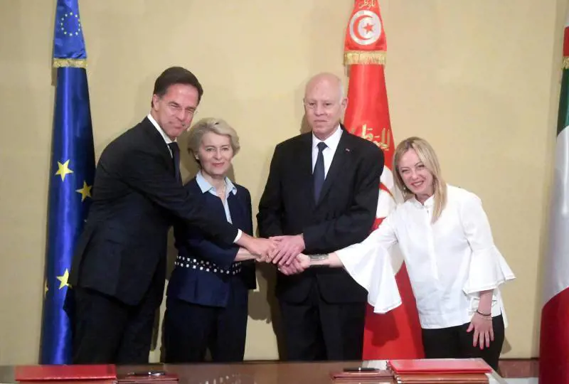 Motovedette, droni e rimpatri. A Tunisi i primi 105 milioni Ue