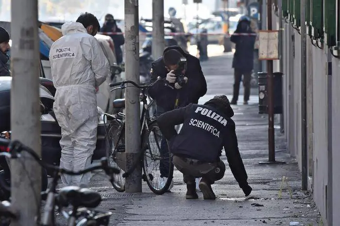 I rilievi della scientifica dopo l'attentato