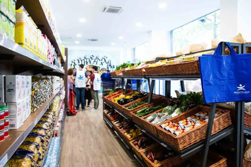 Progetto Arca, inaugurato il nuovo market solidale in via Bodio: assisterà 150 famiglie