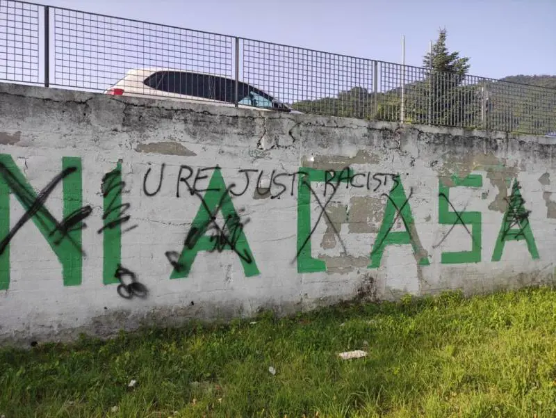 "Insulto alla democrazia". Vandalizzato il murale della Lega a Pontida