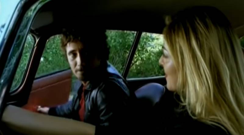 2004, Claudia Gerini e Zampaglione sul set del videoclip "Amore impossibile" dei Tiromancino, dove è scoccata la scintilla