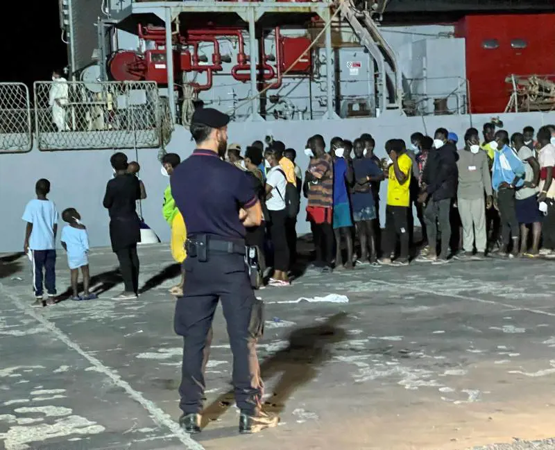 "Un invito ai trafficanti". Fidanza replica a Schlein sulla nuova Mare Nostrum