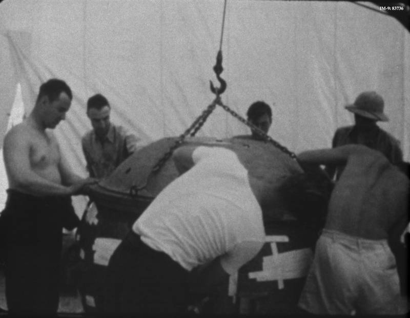 L'ispezione di Gadget prima della detonazione. Fonte: Los Alamos National Library
