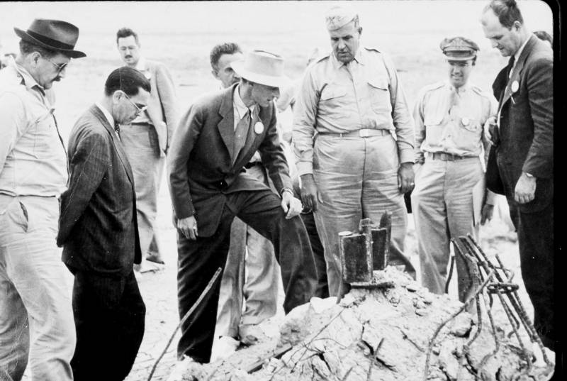 Generale Leslie e il fisico Oppenheimer sul luogo della detonazione. Fonte: Los Alamos National Laboratory