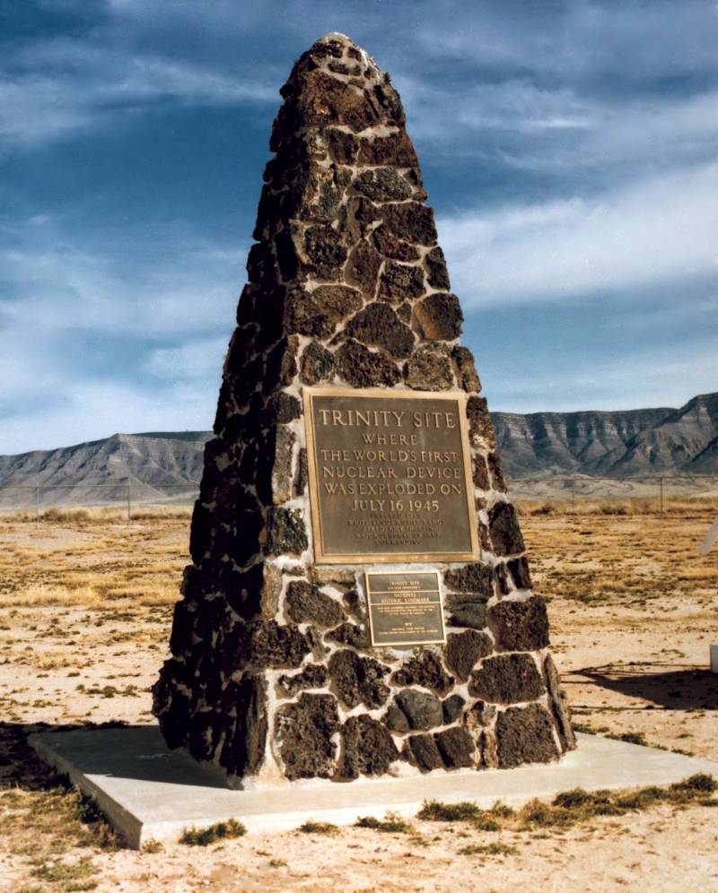 Monumento commemorativo eretto nella zona della detonazione. Fonte: Los Alamos National Laboratory