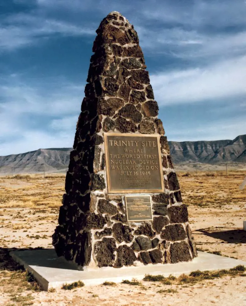 Monumento commemorativo eretto nella zona della detonazione. Fonte: Los Alamos National Laboratory